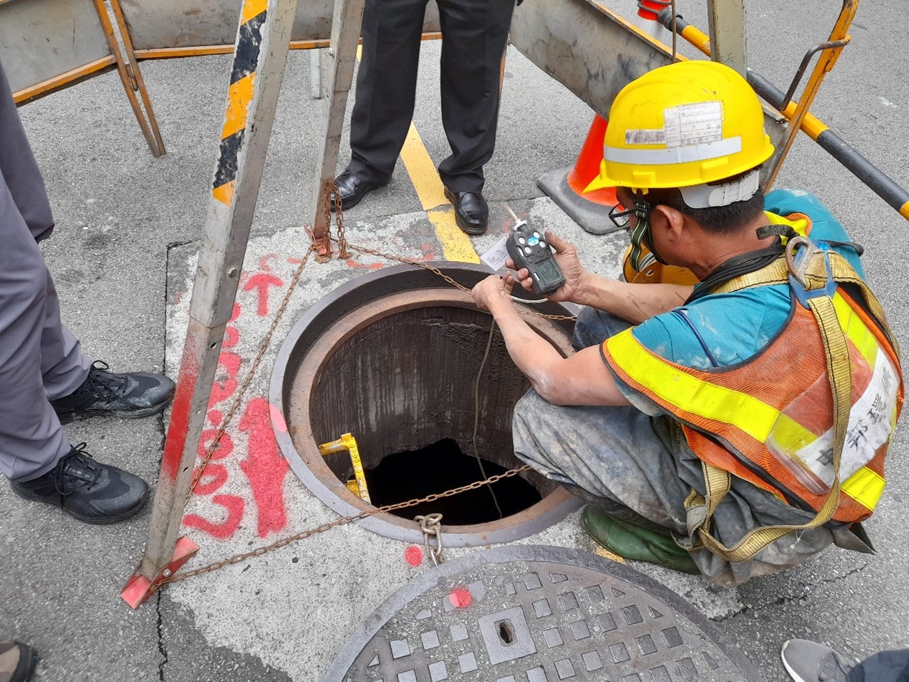 雨水下水道現地開孔抽檢,確保排水設施狀況正常